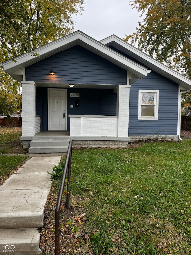 view of front of home featuring a front lawn