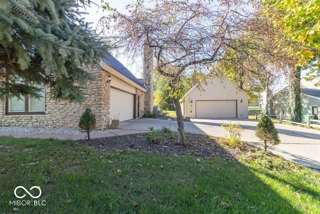 1205 Ivywood Ct, New Castle, IN 47362 - view of side of home with driveway and stone siding