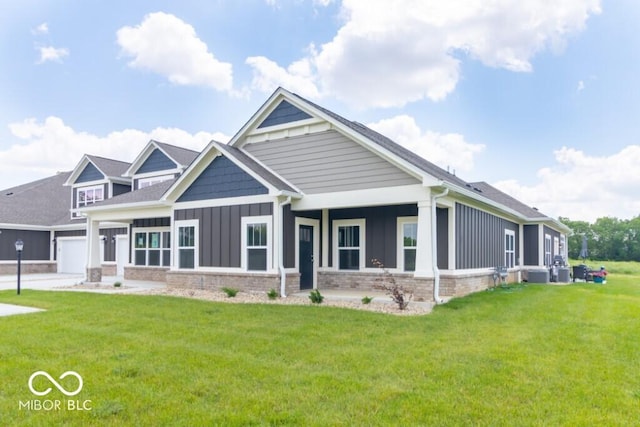 craftsman inspired home featuring a front yard