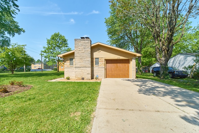 view of front of property featuring a front yard and a garage