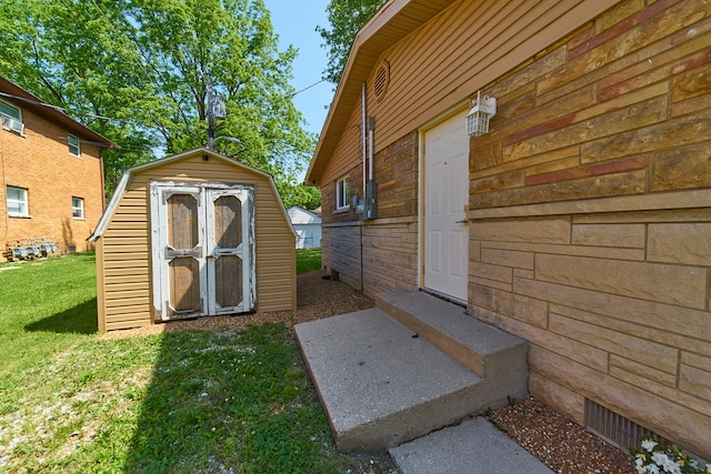 view of yard with a storage unit