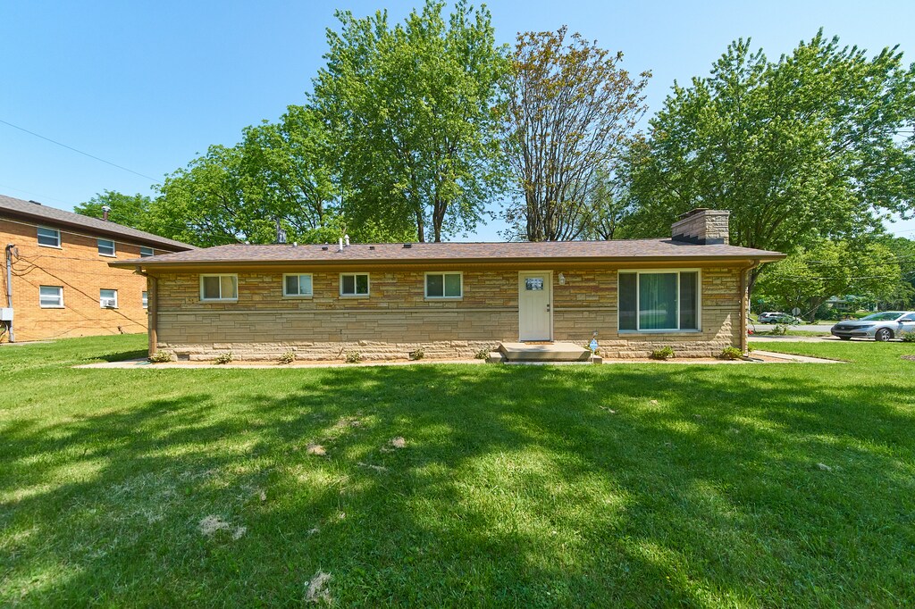 ranch-style home featuring a front lawn