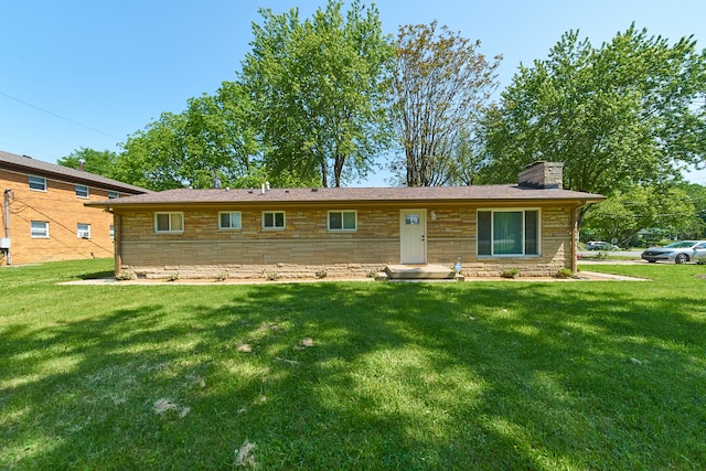 ranch-style home featuring a front lawn