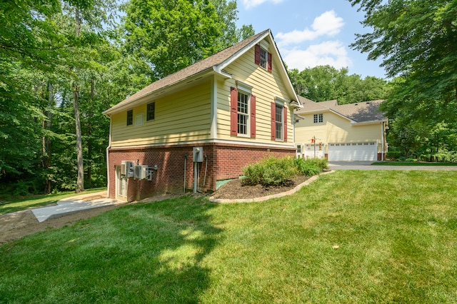 view of front of home featuring a front lawn