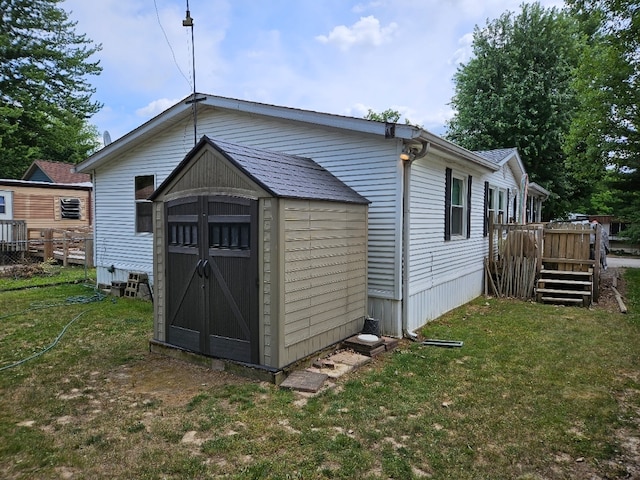 view of shed / structure featuring a lawn