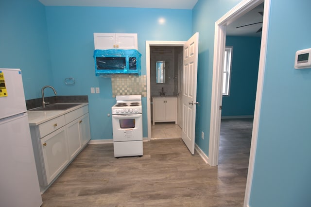 laundry room with sink and dark hardwood / wood-style floors