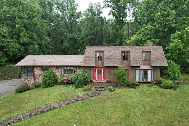 view of front facade with a front lawn