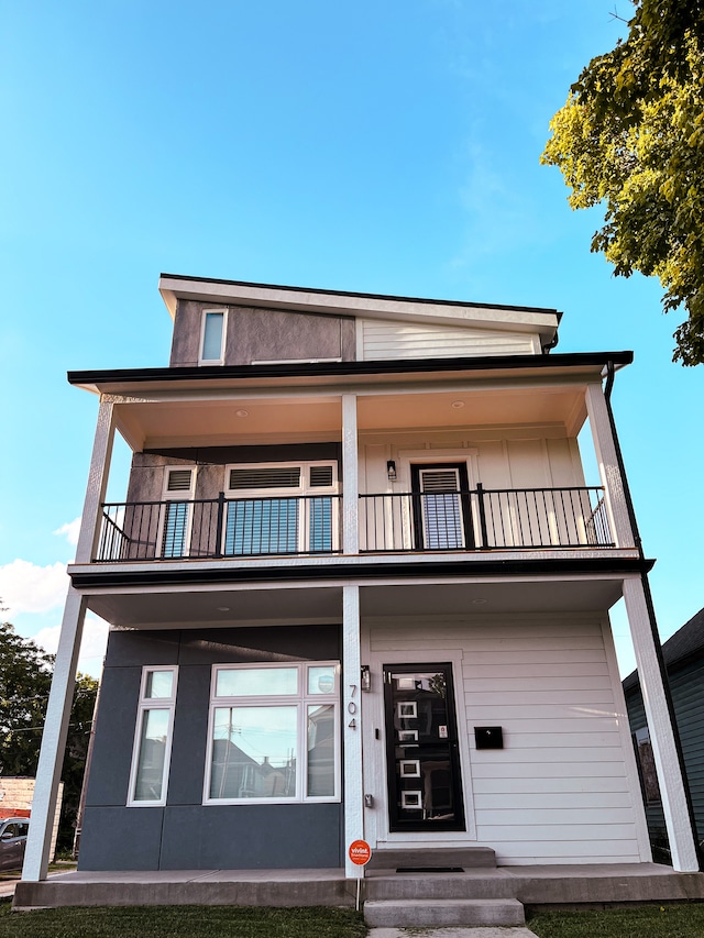 view of front of home featuring a balcony