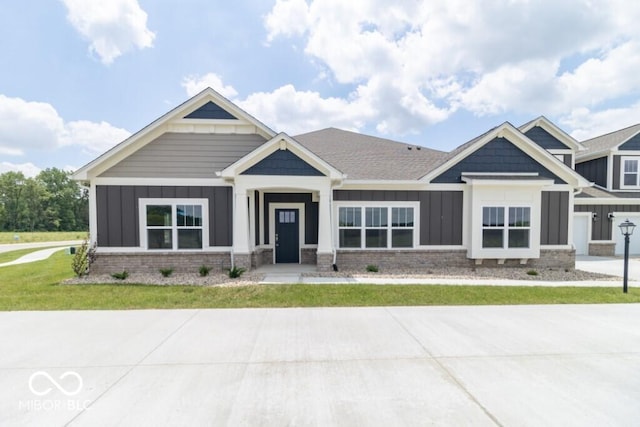 craftsman-style home featuring a front lawn