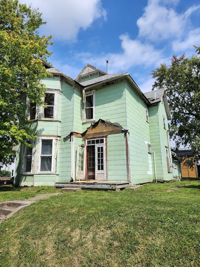 view of front of property featuring a front yard