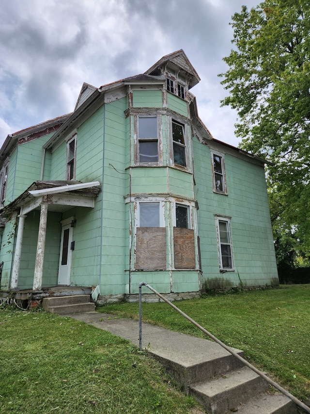 view of front of property featuring a front yard