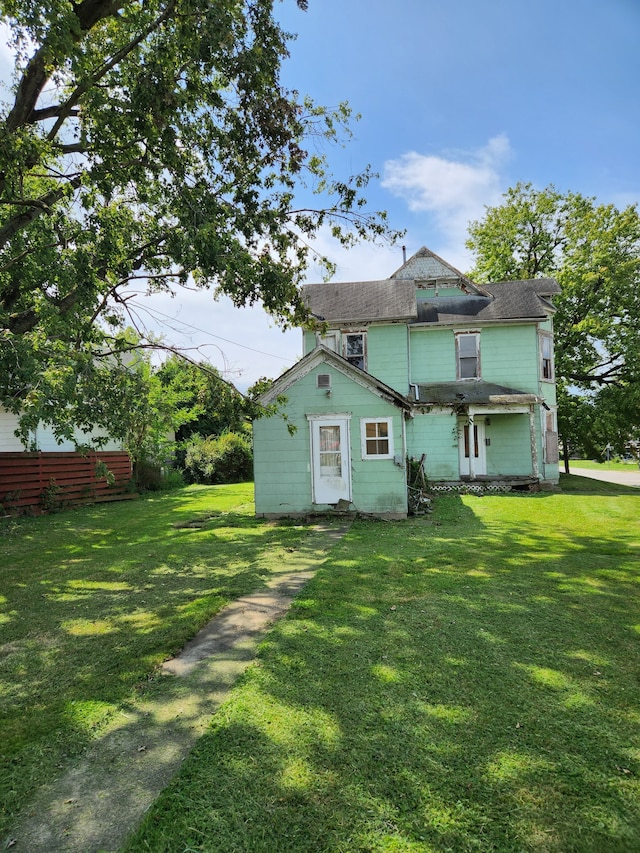 back of house featuring a lawn