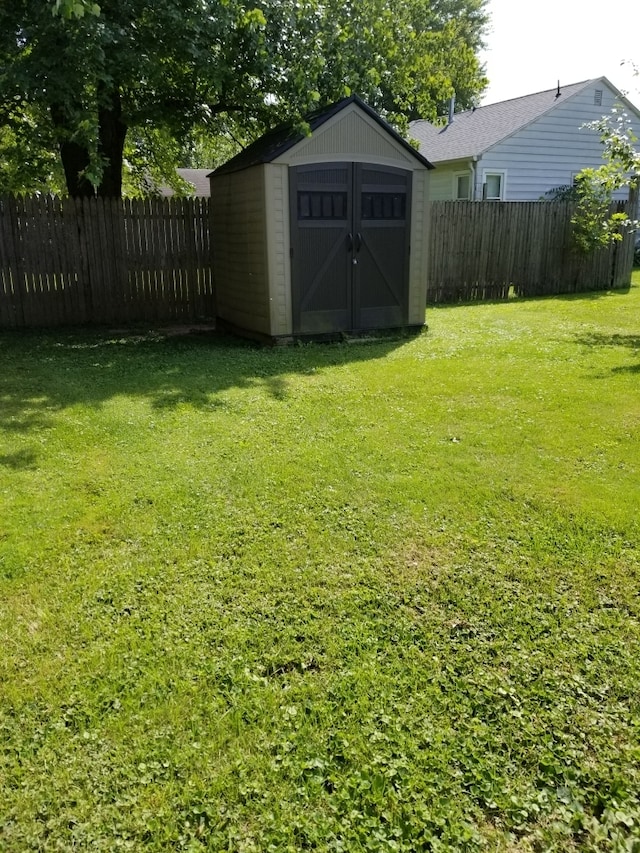 643 Pratt St, Greenfield, IN 46140 - view of yard featuring a storage unit