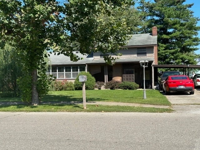 view of front of house with a front lawn