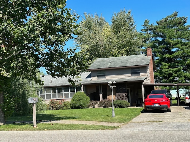 view of front of property featuring a front lawn