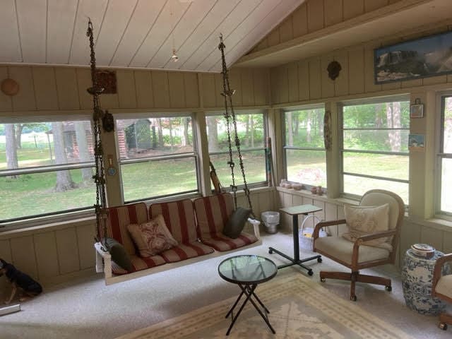 sunroom with lofted ceiling