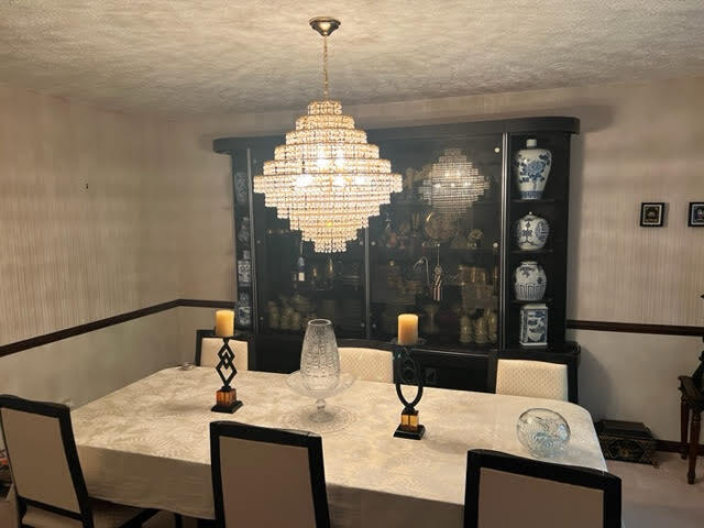 dining room featuring an inviting chandelier and a textured ceiling