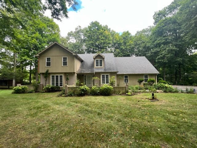 view of front facade with a front lawn