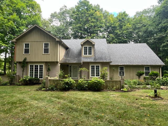 view of front of property featuring a front yard