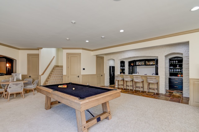 playroom featuring carpet floors, built in shelves, ornamental molding, indoor bar, and pool table