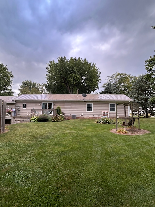 back of house featuring a lawn