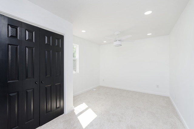 carpeted entryway with ceiling fan