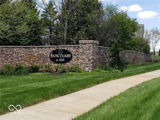 community sign with a yard