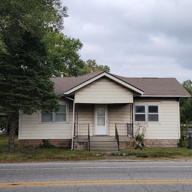 single story home with covered porch