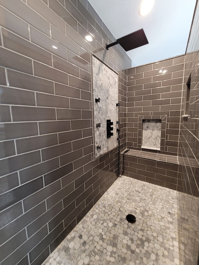 bathroom featuring a tile shower