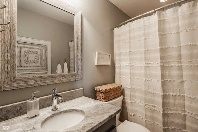 full bathroom featuring toilet, curtained shower, and vanity