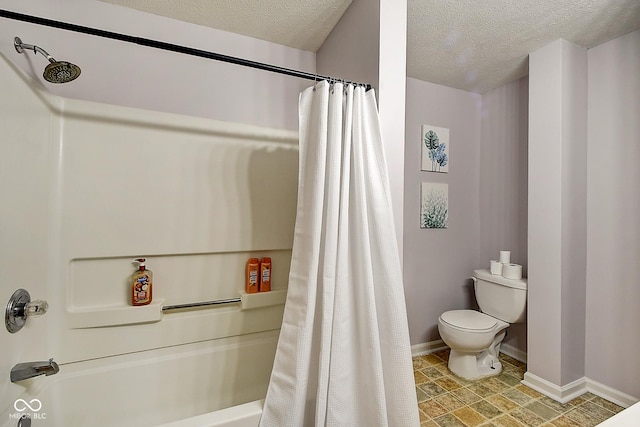 bathroom with baseboards, shower / tub combo with curtain, a textured ceiling, and toilet