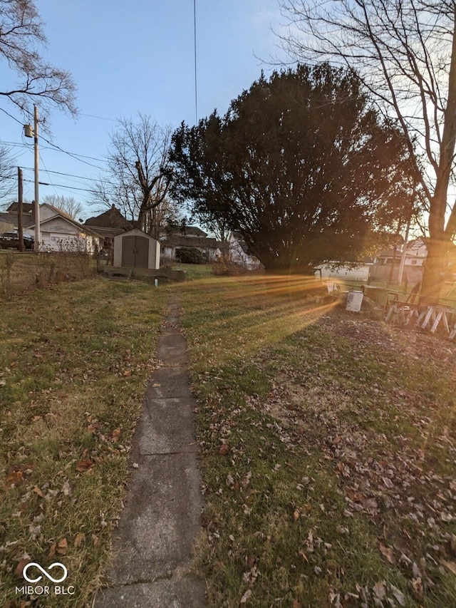 view of yard featuring a storage shed