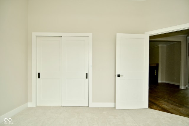 unfurnished bedroom with hardwood / wood-style flooring and a closet