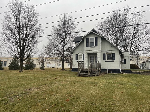 view of front facade featuring a front yard