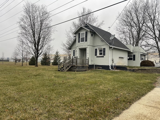 view of front of property featuring a wooden deck and a front yard