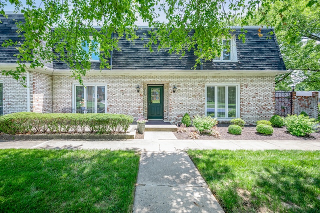 view of front of home featuring a front yard