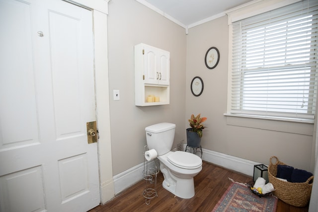 bathroom featuring plenty of natural light, hardwood / wood-style floors, toilet, and crown molding