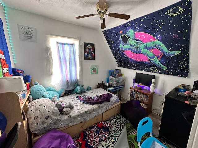 bedroom featuring ceiling fan and a textured ceiling