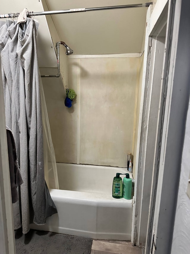 bathroom with shower / tub combo with curtain