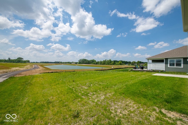 view of yard featuring a water view