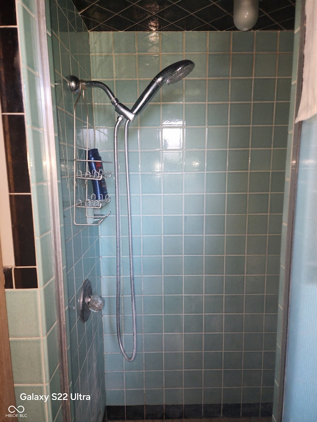 bathroom featuring tiled shower