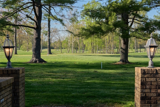 view of property's community featuring a lawn