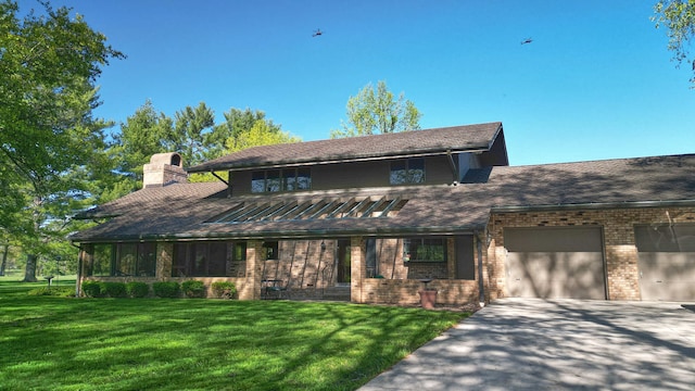 view of front of home featuring a garage and a front yard