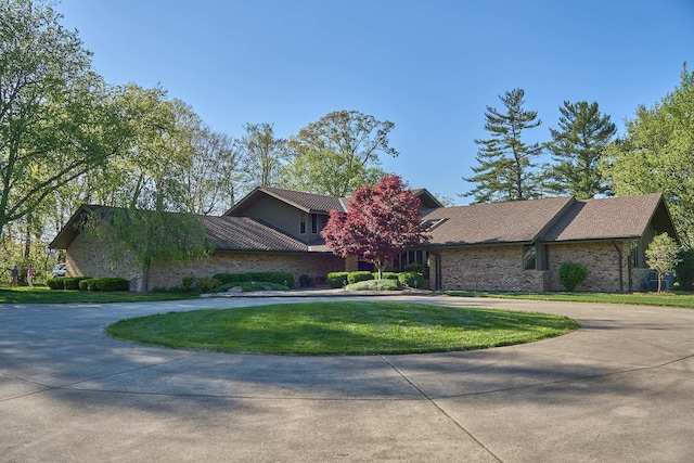 view of front of house featuring a front lawn