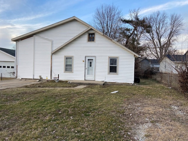 view of front of house featuring a front lawn and a garage