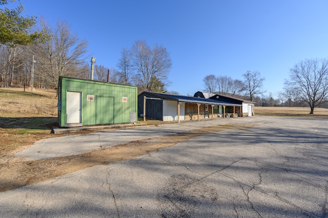 view of front of house with an outdoor structure