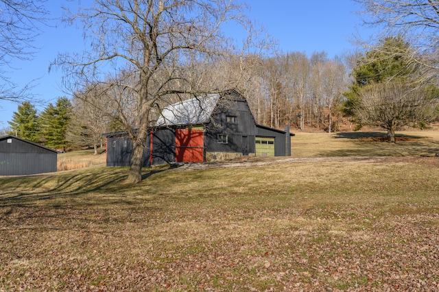 view of yard with an outdoor structure