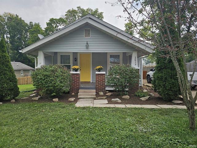 view of front facade with a porch and a front lawn