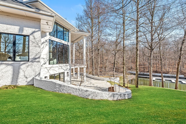 view of yard featuring a water view