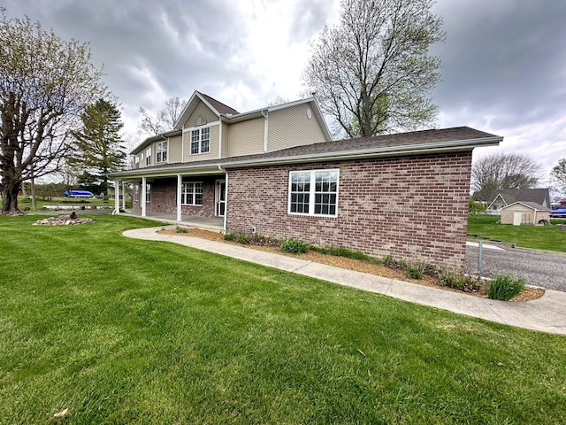 view of front facade featuring a front lawn